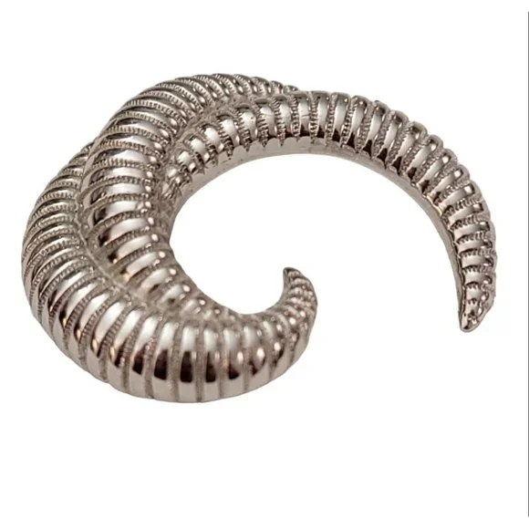 Monet Vintage Silvertone Modernist Horn Style Ribbed C-Shaped Brooch Signed K752